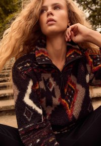 Next OUTDOOR BORG QUARTER ZIP - Fleece trui - black brown abstract print