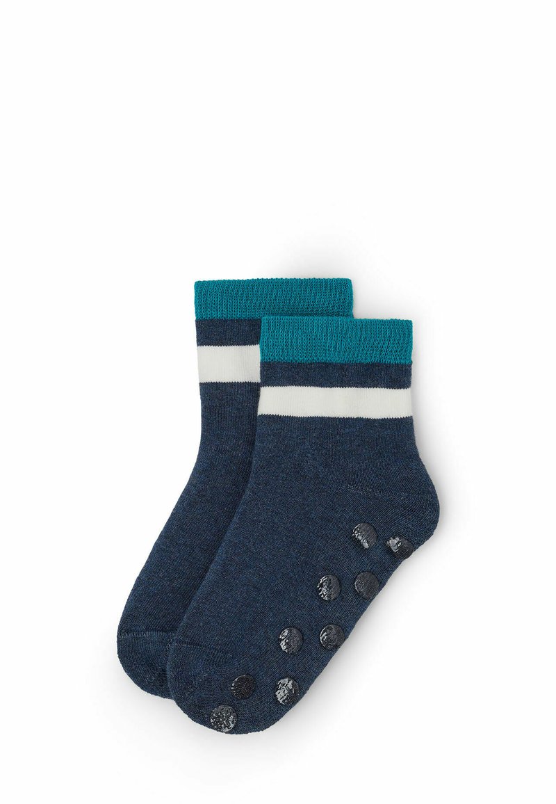 Blaue Socken mit einem türkisfarbenen, gerippten Bund, weißen und dunkelblauen Streifen. Sie verfügen über gummierte Grip-Punkte an der Sohle für besseren Halt.
