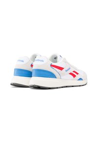 Sneakers Reebok da uomo in bianco, con dettagli blu e rossi. Realizzati in mesh e materiali sintetici, con suola ammortizzata e talloni texturizzati.