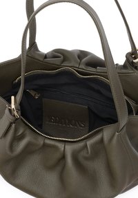 Borsa tote verde oliva realizzata in pelle testurizzata, con design arricciato, doppi manici e una tasca interna con zip e branding.