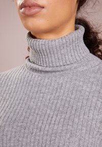 Repeat Sweter