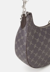 Graue Lederhandtasche mit strukturierter Oberfläche, die ein dezentes Muster von Blattformen aufweist, silberne Beschläge und einen Reißverschluss.