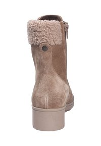 Bottine en nubuck tan avec un poignet supérieur duveteux, fermeture éclair sur le côté et un talon bloc. Texture lisse avec une finition mate.