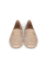 Mocasines de ante en beige con una textura suave, diseño de punta afilada y un acento decorativo en tono dorado en forma de eslabones a lo largo de la parte superior.