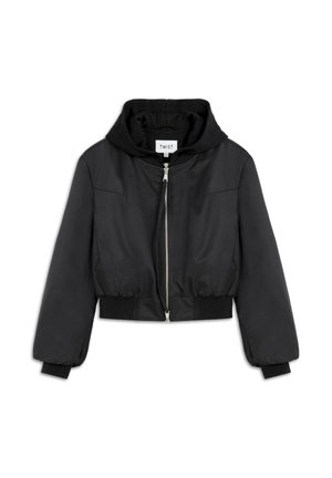 Schwarze Bomberjacke aus glattem Stoff, mit einem Reißverschlussverschluss vorne, geripptem Saum und einer Kapuze. Dezente Nähte an den Ärmeln.