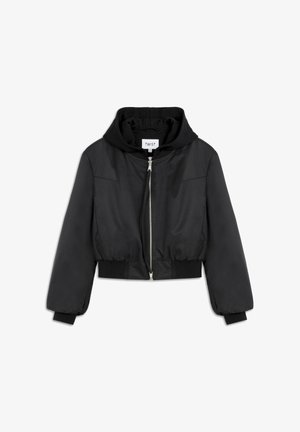 Schwarze Bomberjacke aus glattem Stoff, mit einem Reißverschlussverschluss vorne, geripptem Saum und einer Kapuze. Dezente Nähte an den Ärmeln.