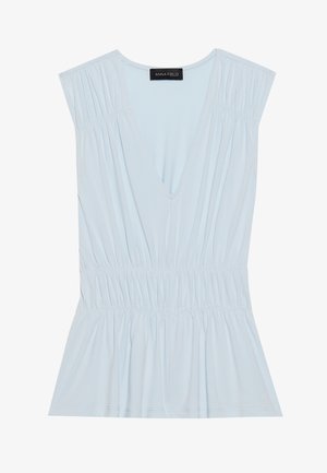 Šviesiai mėlynas viršus su giliu V formos dekoltė, plisuotomis rankovėmis ir surinkta juosmens linija. Pagamintas iš minkštos medžiagos su išplatintu apatine dalimi. Logotipas ant etiketės.