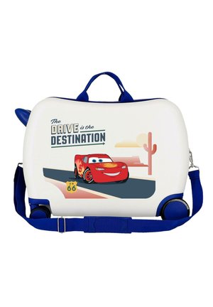 Maleta blanca para niños con asas y ruedas azules, que presenta un coche de carrera rojo, un cactus y el texto "El viaje es el destino" junto con el letrero de la Ruta 66.