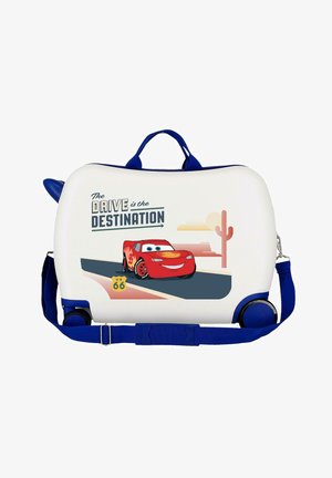 Maleta blanca para niños con asas y ruedas azules, que presenta un coche de carrera rojo, un cactus y el texto "El viaje es el destino" junto con el letrero de la Ruta 66.