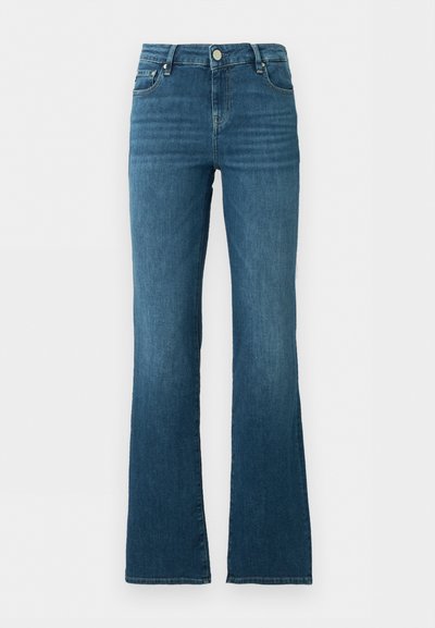 Μπλε τζιν ψηλόμεσο με ίσιο, ελαφρώς φαρδύ παντελόνι, μπροστινό κουμπί, φερμουάρ και πεντάτσεπη σχεδίαση σε απλό φόντο.