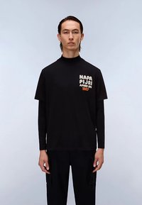 Schwarzes T-Shirt mit kurzen Ärmeln und hohem Kragen, mit einem weißen und orangefarbenen Grafikdruck auf der Brust. Leichter, glatter Stoff.