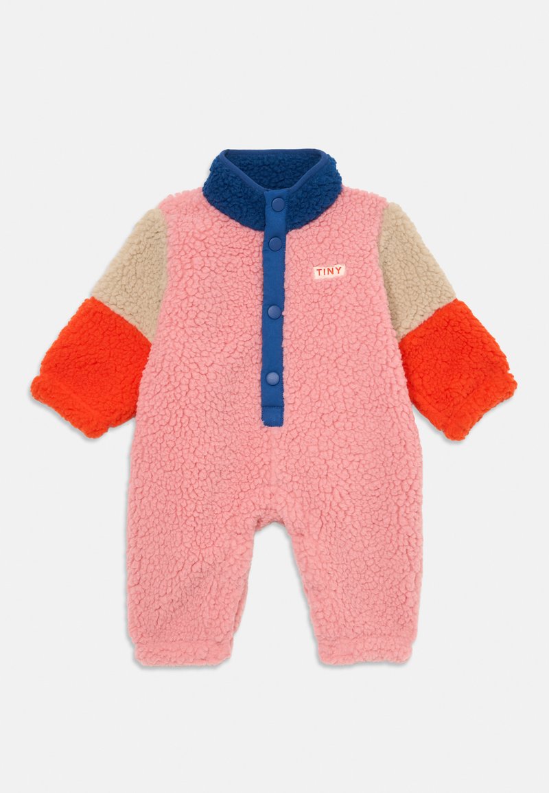 Fleece-Einteiler in Pink mit blauer Kragen und Knöpfen. Hat orangefarbene und beige strukturierte Ärmel. Auffälliges "TINY"-Label auf der Vorderseite.