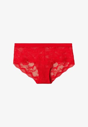 Czerwone koronkowe majtki z kwiatowymi wzorami i falbaniastym brzegiem. Materiał zawiera przezroczyste panele, łącząc komfort z delikatnymi detalami.
