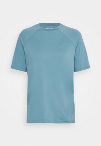 Niebieska koszulka z krótkim rękawem wykonana z gładkiej, lekkiej tkaniny. Posiada okrągły dekolt i raglanowy krój rękawów, z minimalnymi przeszyciami.