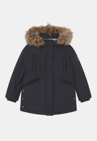 Námornícky modrá zimní parka s kapucí s kožešinovým lemem, přední zip s klapkami, dvě vertikální náprsní kapsy, dvě boční kapsy a knoflíkové detaily po stranách.