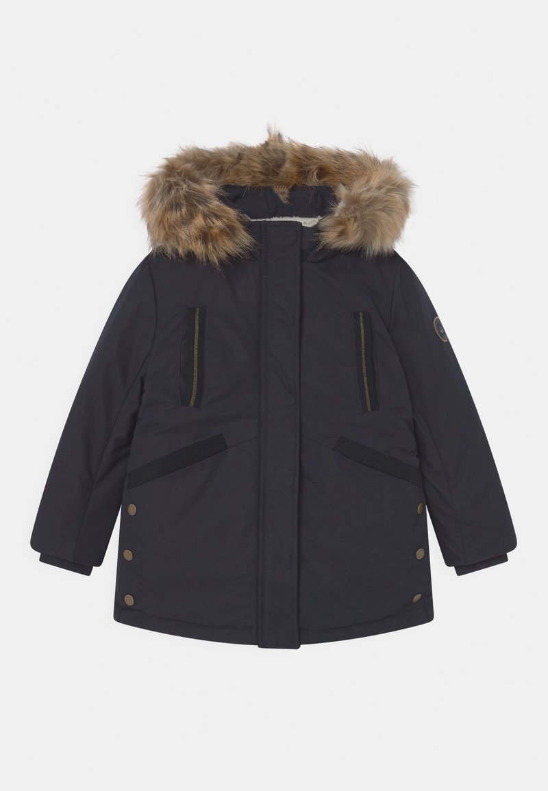 Námornícky modrá zimní parka s kapucí s kožešinovým lemem, přední zip s klapkami, dvě vertikální náprsní kapsy, dvě boční kapsy a knoflíkové detaily po stranách.