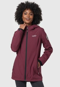 Giacca da esterno color bordeaux con zip frontale, cappuccio e rifiniture nere. Presenta polsini elasticizzati e tasche laterali; logo sul lato sinistro del petto.