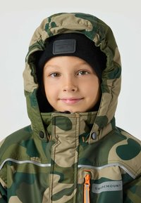 Kurtka maskująca z kapturem w kolorach zielonym i beżowym, z pomarańczowym zamkiem błyskawicznym, srebrnymi akcentami oraz naszywką z logo na piersi.