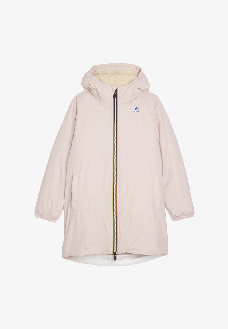 Veste rose longue rembourrée avec une capuche, dotée d'une fermeture éclair à l'avant, de deux poches latérales et d'une accentuation jaune le long de la fermeture éclair. Doublure intérieure douce.