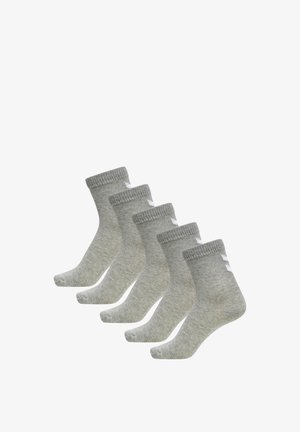 Szare bawełniane skarpetki w zestawie pięciu sztuk, z prążkowanym mankietem, gładką fakturą i małym białym logo na każdej skarpetce. Standardowa długość do kostki.