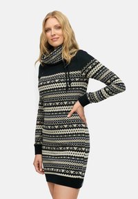 Strickkleid mit hohem Kragen, langen Ärmeln und geometrischen Mustern in Schwarz, Creme und Grau, mit gerippten Bündchen und Saum.