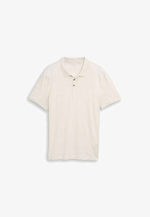 Beiges Poloshirt mit kurzen Ärmeln, zwei Knöpfen und einem kleinen Logo auf der Brust vor weißem Hintergrund.