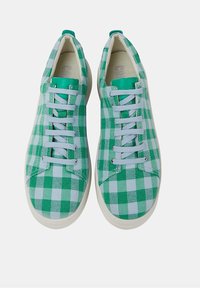 Zelené a světle modré kostkované tenisky s texturovaným svrchním materiálem, kulatou špičkou a gumovými podrážkami. Obsahuje kontrastní tkaničky a detaily.