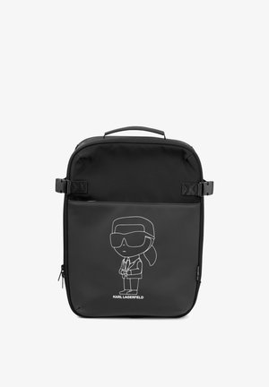 Sac à dos en nylon noir avec un graphique de dessin animé représentant une figure portant des lunettes de soleil et un costume. Comprend une poignée supérieure et des boucles latérales ajustables.
