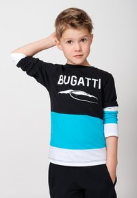 Maglietta a maniche lunghe nera e turchese con la scritta "BUGATTI" in bianco, maniche bianche a contrasto e un design a blocchi di colore orizzontali.