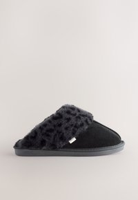 Mule en daim noir avec un col en fausse fourrure léopard doux. Dispose d'une semelle texturée et d'une petite étiquette de marque. Conception classique à bout ouvert.