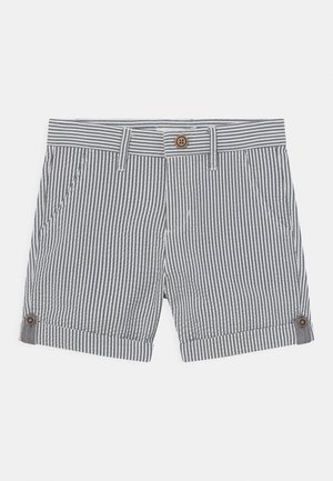 Stribede shorts i marineblå og hvid bomuldsblanding med knaplukning, to frontlommer og opklappede kanter med knapper på siderne.