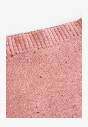 Rosa gestrickter Pullover mit strukturierter Oberfläche und Sprenkeln in Blau und Weiß, ausgestattet mit einem gerippten Ausschnitt für zusätzliche Details.