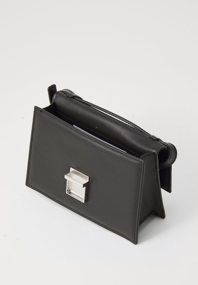 Clutch bag in pelle nera con forma rettangolare, chiusura a zip e un accento in metallo argentato testurizzato sulla parte frontale.