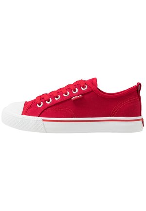 Roter Leinwand-Sneaker mit weißer Gummikappe und Sohle. Verfügt über sechs Ösen und ein genähtes Muster. Kleines Logotag an der Seite.