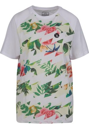 T-shirt à manches courtes avec un motif floral aux teintes rose et verte, fond blanc et éléments de design diagonaux. Comprend un badge logo noir.