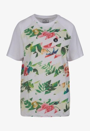 T-skjorte med kort erm med blomsterdesign i rosa og grønne nyanser, hvit bakgrunn og diagonale designelementer. Inkluderer et svart logo-merke.