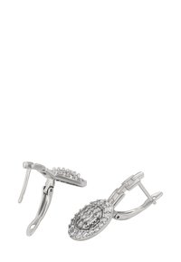 Orecchini a clip ovali in tonalità argento con numerosi piccoli gemstone trasparenti disposti in schemi concentrici.