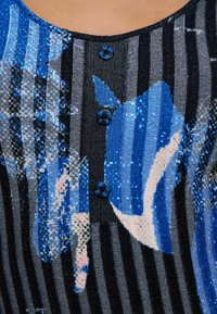 Strickoberteil mit horizontalen Streifen in Blau und Schwarz, einem strukturierten abstrakten Muster und drei dunkelblauen Dekoknöpfen als Akzent.