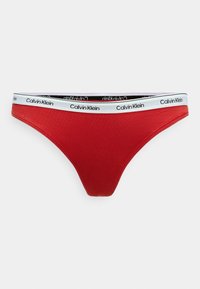Thong roșu din bumbac cu un design cu talie joasă. Prezintă un elastic cu marcă în culori alb-negru. Textură netedă și stil minimalist.