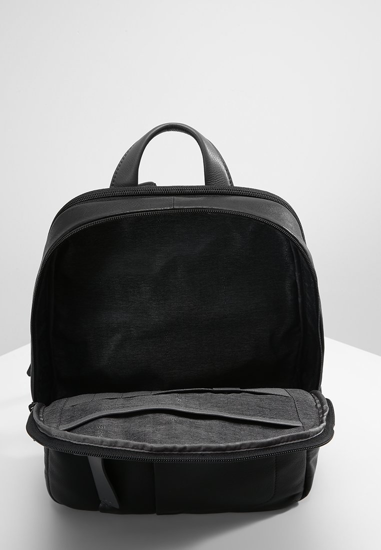 asos design leather harvard backpack SMOOTH COW LEATHER/NY0 SYSTEM Our most functional (and sleek) bag yet ASOS DESIGN leather backpack in