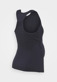 Top preto sem mangas feito de tecido elástico, com decote em forma de colher, design das costas em forma de corredor e detalhe de franzido lateral para adicionar textura.