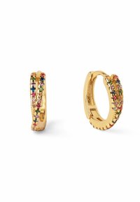 Orecchini a cerchio in oro con un design attorcigliato, caratterizzati da pietre multicolori incastonate in una fascia testurizzata, che combina finiture lucide e opache.