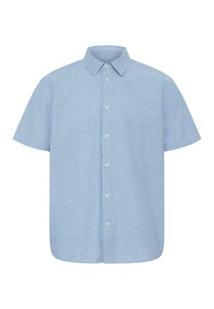 Chemise à manches courtes bleu clair avec col classique et boutons blancs sur le devant, présentée sur un fond blanc.