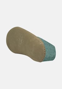 Chausson en feutre vert avec une semelle en suedine beige. La semelle a une forme arrondie et des coutures visibles le long du bord. Surface texturée. Design plat.
