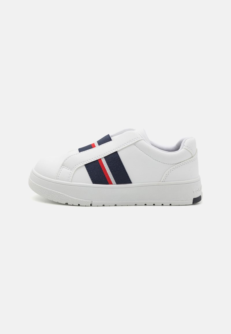 Sneaker alb cu accente în dungi bleumarin și roșu, superior sintetic neted, vârf rotund, talpă ușoară și bandă elastică pentru un acces facil.