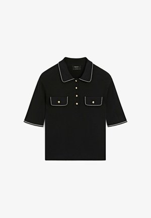 Černé polo tričko s krátkými rukávy a bílým lemováním na límci, okrajích rukávů, se dvěma předními kapsami na knoflíky a zlatými knoflíky na přední straně.