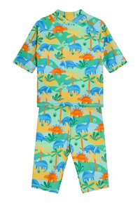 Setul dintr-un rash guard cu mânecă scurtă și pantaloni scurți are un print colorat cu dinozauri pe un fundal albastru deschis și verde, cu accente galbene.
