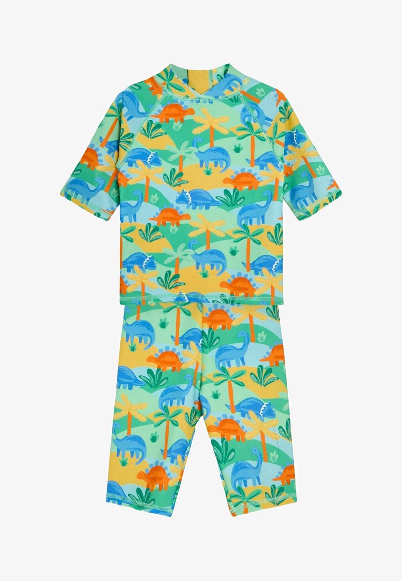 Rövid ujjú rash guard és rövidnadrág szett, színes dinoszaurusz mintával, világoskék és zöld háttérrel, sárga kiegészítőkkel.