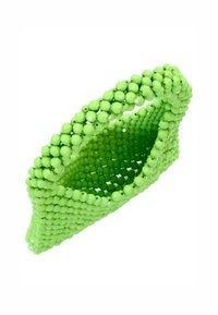 Borsa verde realizzata con perline lisce e arrotondate, dalla forma ovale e vuota. La superficie testurizzata e il design senza cuciture ne esaltano l'aspetto unico.