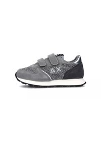 Sneaker grigie con cinturini in velcro, dotate di una tomaia texture e accenti metallici. Suola intermedia bianca e suola esterna in gomma nera per una buona aderenza.